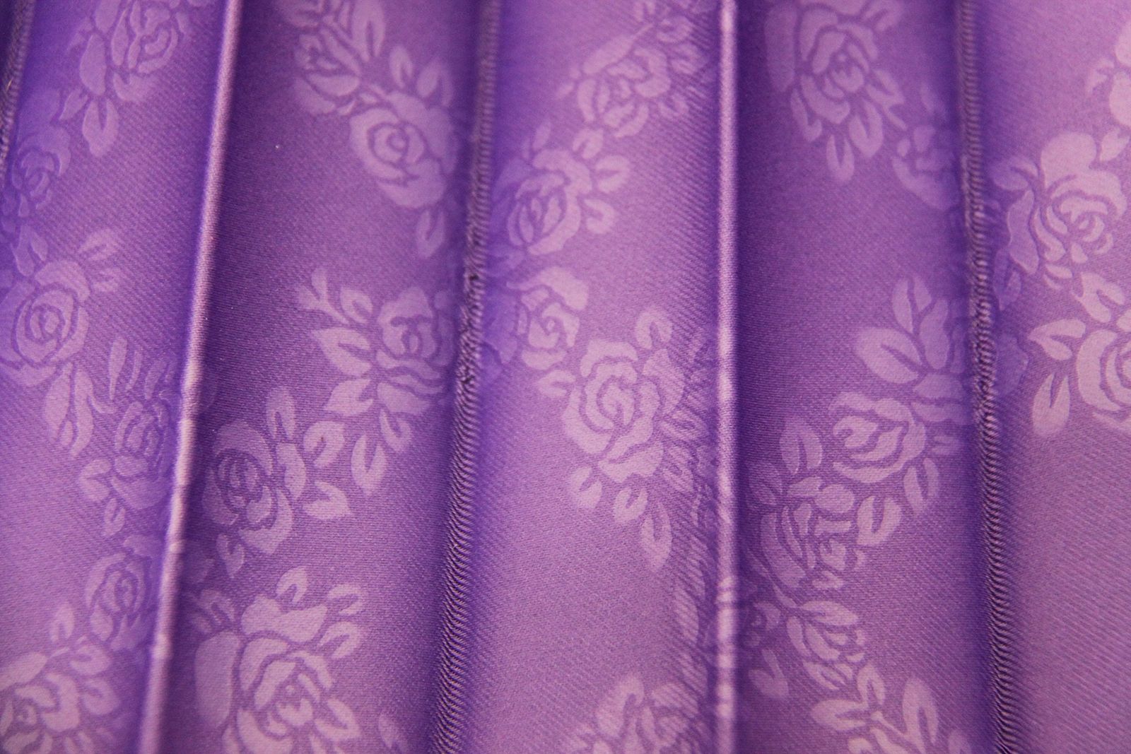 トラックカーテン 仮眠カーテン 大型中型兼用 プリーツ 薔薇パープル 巾240?x丈90? (左右2枚入り) 安心の日本製 トラックの運転席と助手席全面から横までをぐるっと囲めます。フック金具付き付き トラック用品 |ts 6950692e