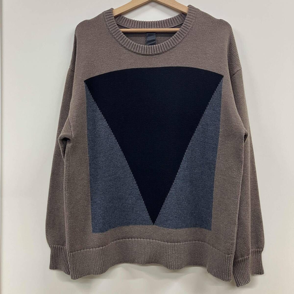 SHAREEF /シャリーフ ニット 正面グラフィック入りベージュ サイズ1