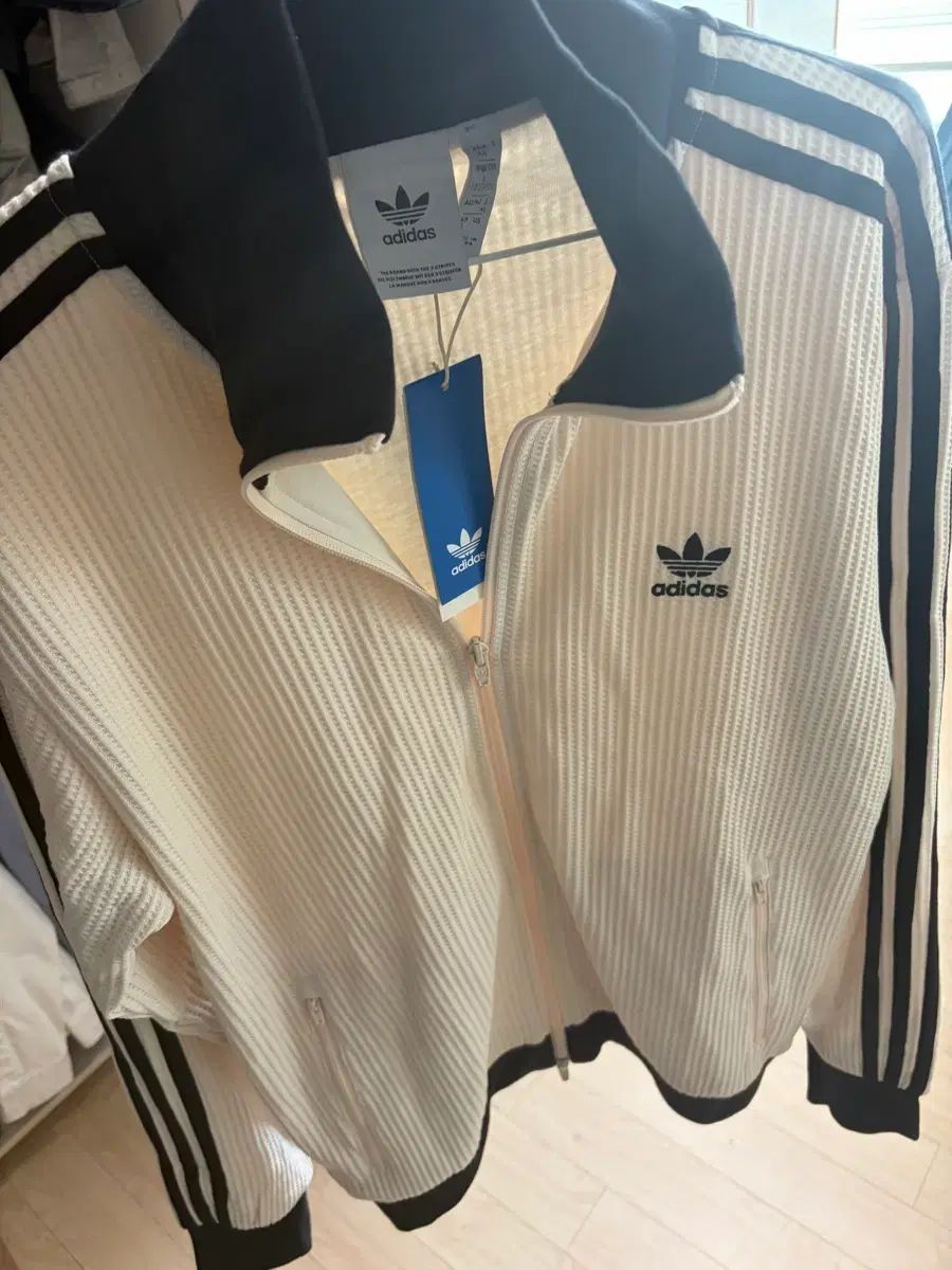 アディダス アイボリー 3本線 トラックジャージ 100サイズ 新品 11,300円
