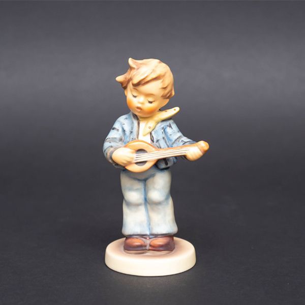 ゲーベル フンメル人形『Little Troubadour（小さな歌手）』