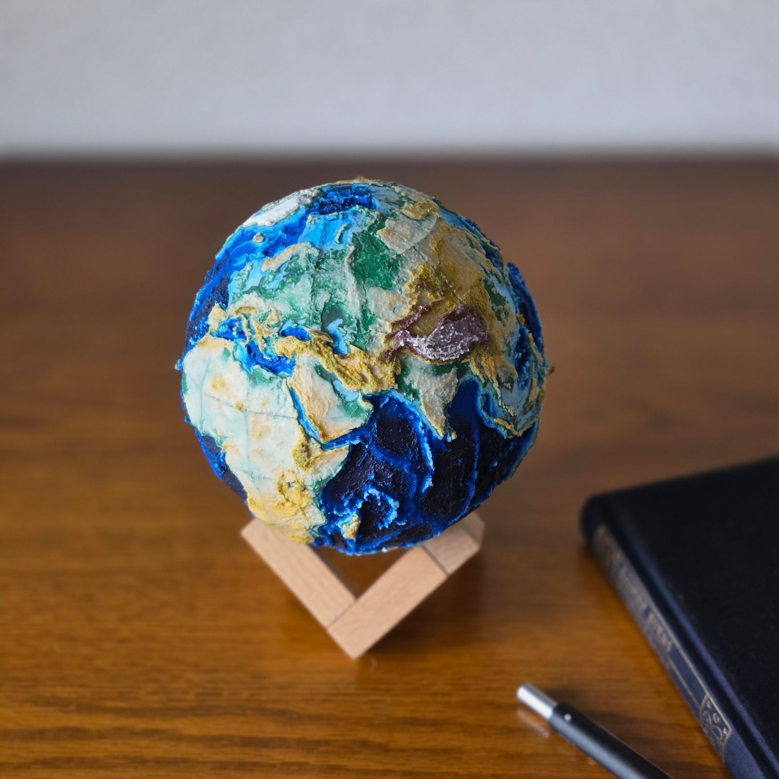 【1億分の1の地球】12.7cm 立体3Dダイナミック・レリーフ地球儀（木製スタンド付き）｜デスクデコレーション