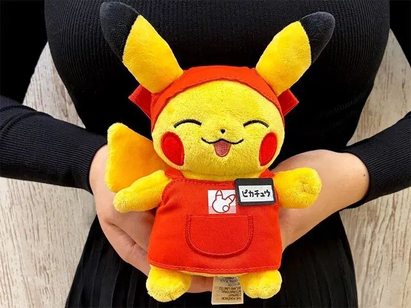 新品) 日本 ポケセン限定 ピカピカマート 店員 ピカチュウ ぬいぐるみ