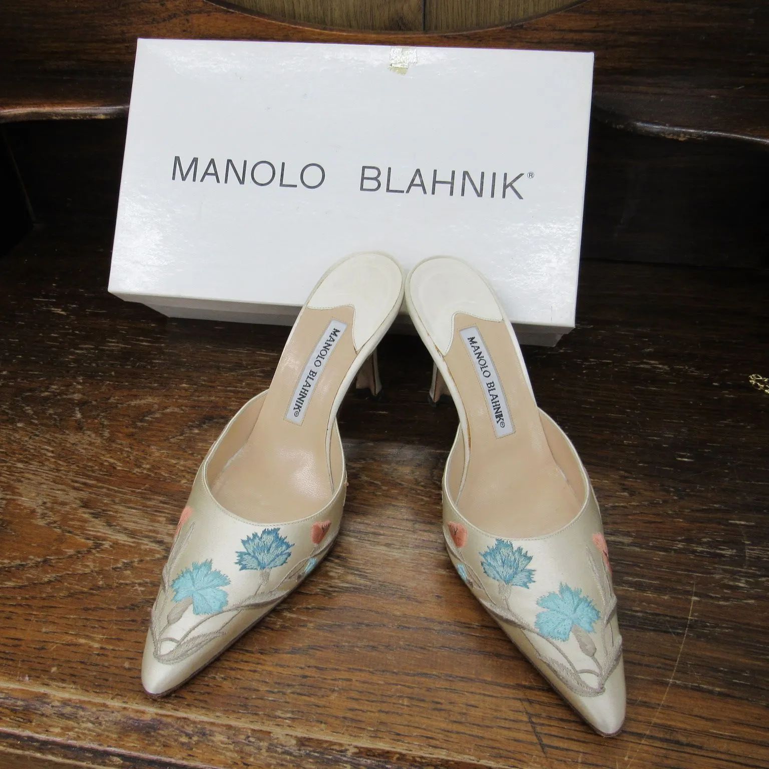 MANOLO BLAHNIK マノロ・ブラニク　花柄刺繍　ミュール　36 1/2　エキスパート藤沢辻堂