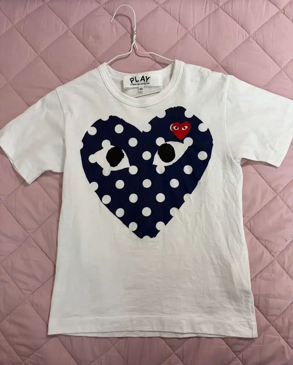 PLAY コム・デ・ギャルソン レッド ハート プリント ブルー ハート Tシャツ 白