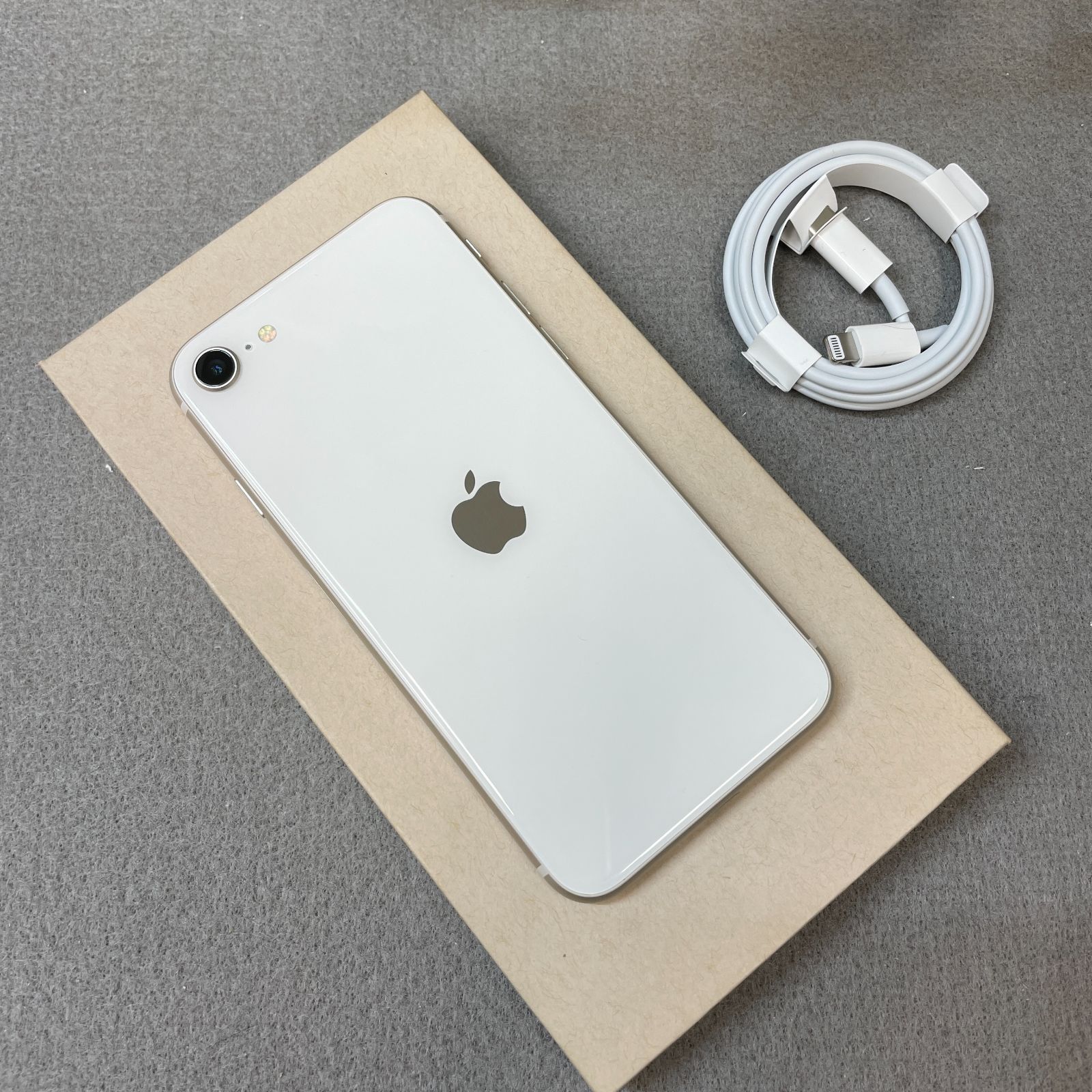 バッテリー 100% iPhone SE3 64GB スターライト 国内版 SIMフリー 送料無料