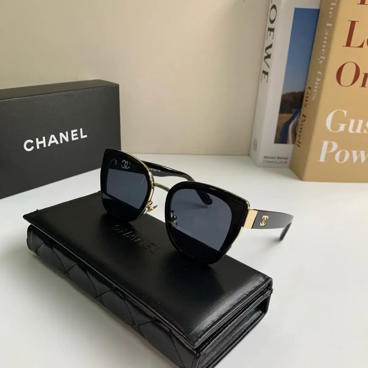 CHANEL ブラック サングラス ゴールドロゴ 箱付き シャネル ブラック サングラス ゴールド ロゴ - メルカリ