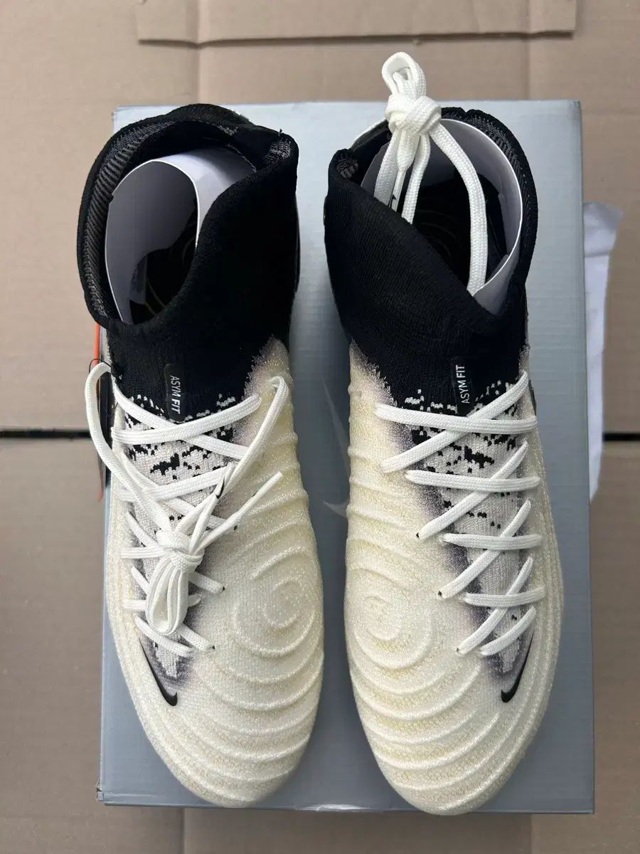 275 NIKE FANTOM ルナ 2 エリート FG