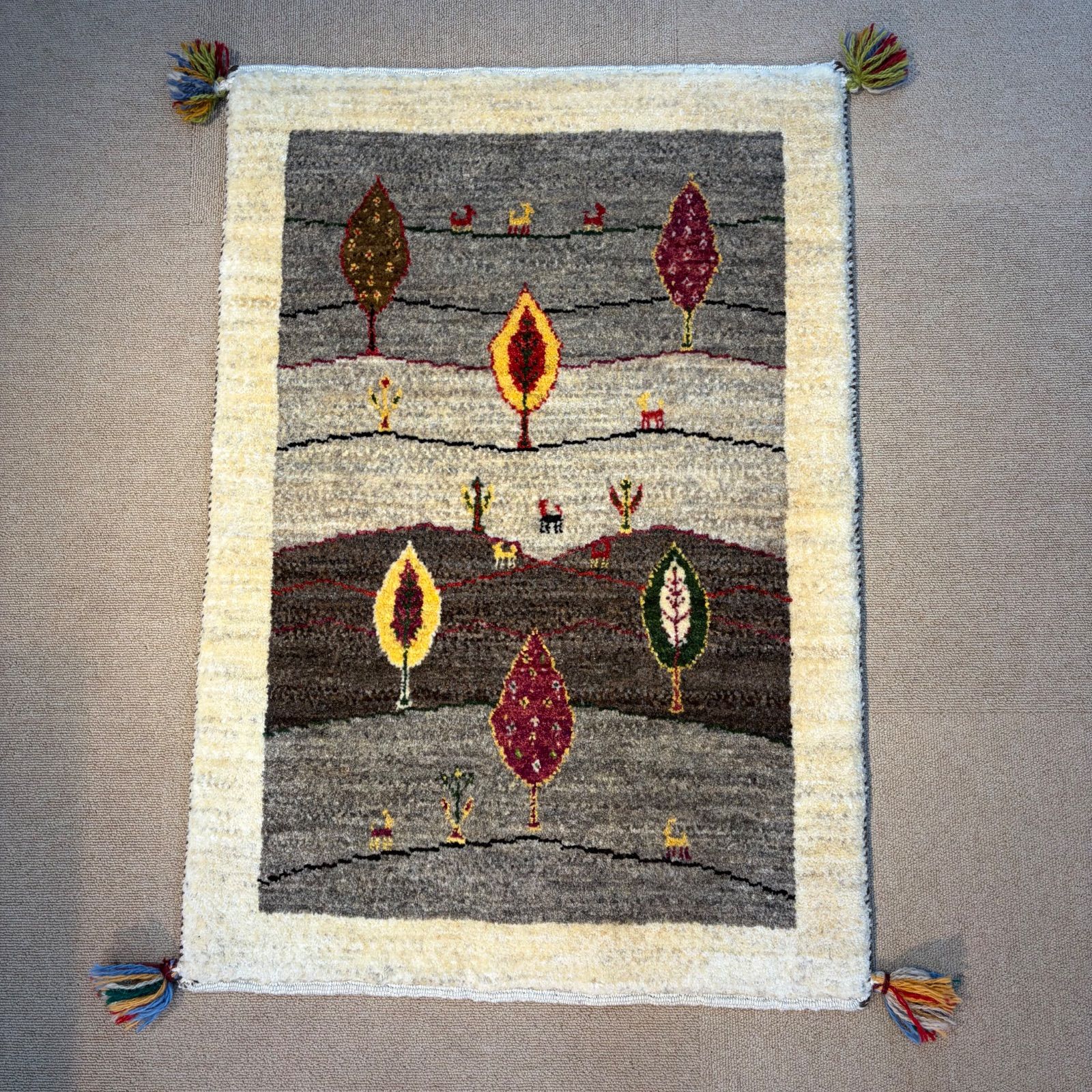【ギャッベ】イラン産 手織りカーペット 糸杉の樹　風景　原毛　90×62cm インテリアラグ 草木染め 　玄関サイズ　【　チェリーベアギャッベ　チェリーベアギャッベ60×90 】