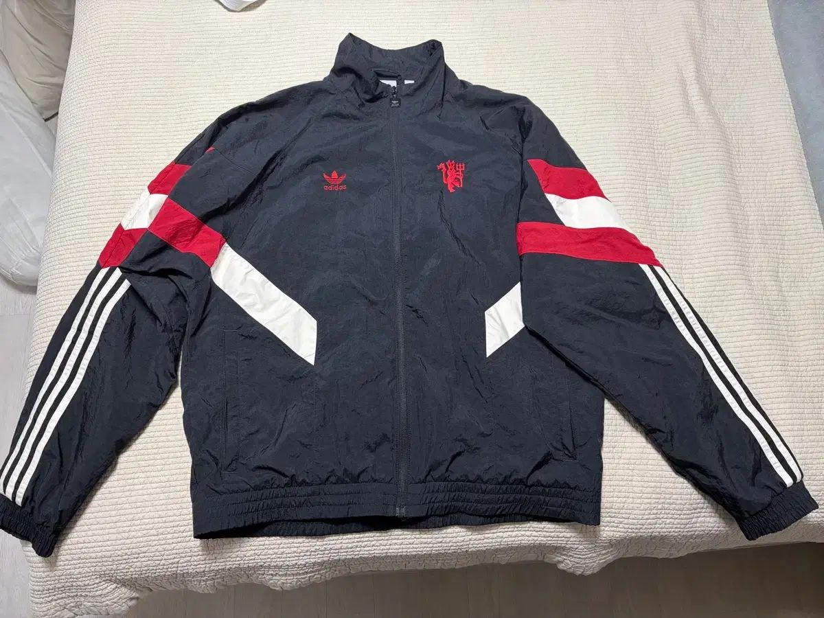 アディダス MANCHESTER UNITED FC トラックジャージ kr M (マンチェスター・ユナイテッド ウィンドブレーカー) ジップアップ