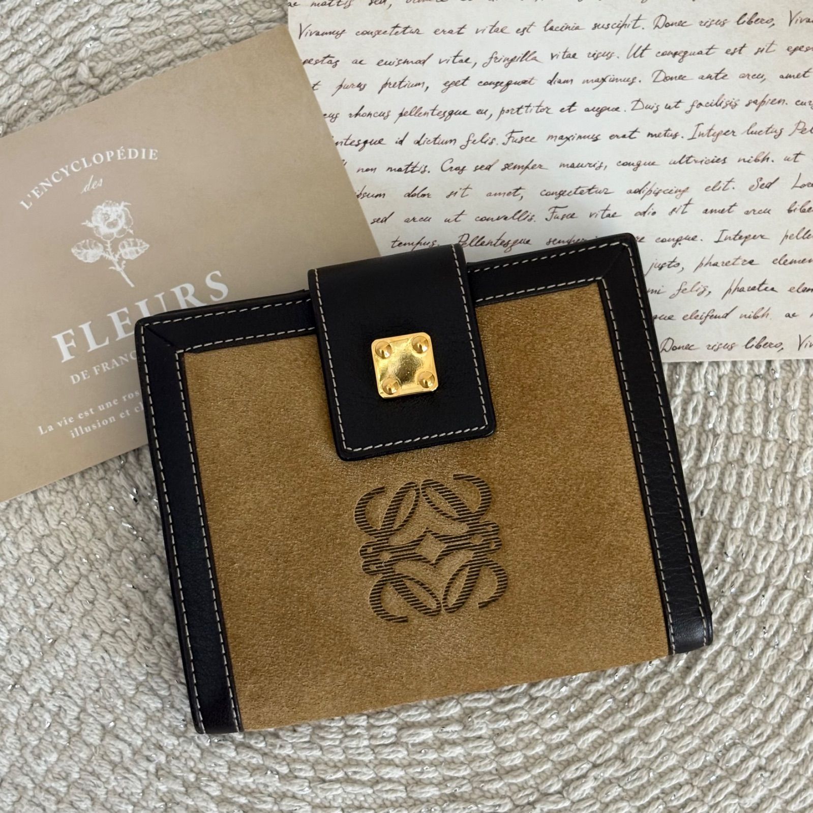【美品】LOEWE ロエベ アナグラム スウェード 二つ折り財布 ウォレットコンパクト ブラウン系　ベージュ系 アクセサリー Vintage Short Wallet 22501