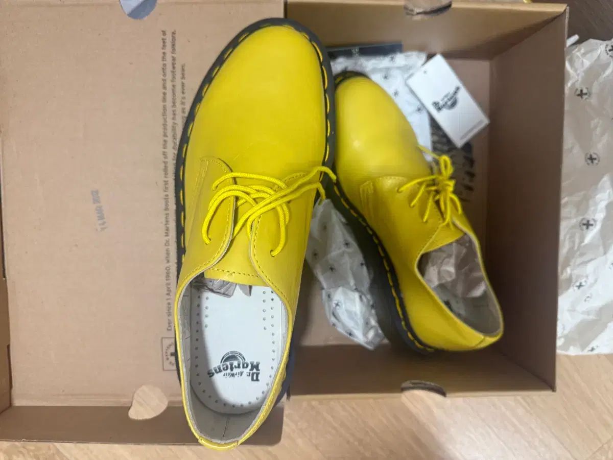 DR. MARTENS ドクターマーチン イェロー
