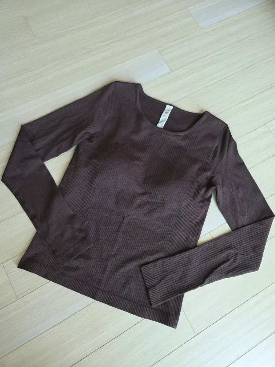 (タグのみ外した新品) lululemon ゴージ 長袖 Tシャツ