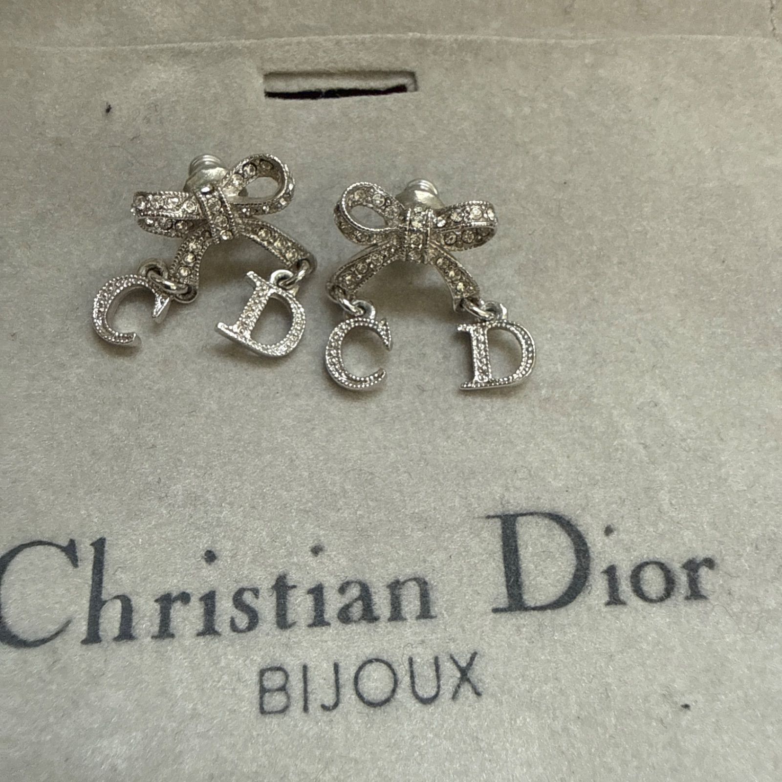 Christian Dior クリスチャンディオール ラインストーン付きCDロゴ 