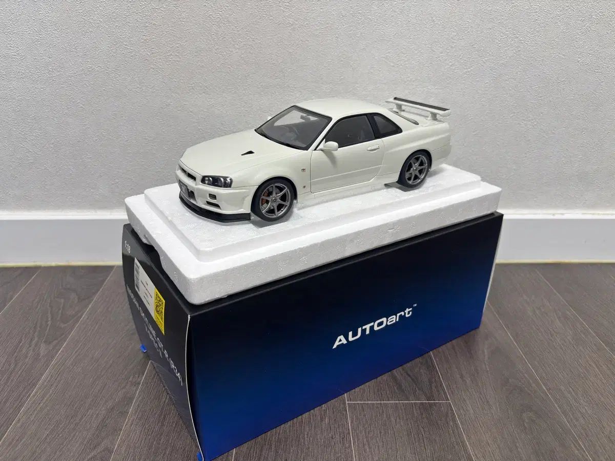 1:18 オートアート 日産 スカイライン GT-R R34 ダイキャスト