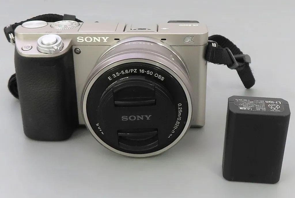 【中古】カメラ ソニー デジタル一眼カメラ α6000 パワーズームレンズキット 2430万画素 (シルバー) [ILCE-6000L(S)] (状態：各付属品欠品/本体・レンズ重度状態難※詳細は商品説明を御覧下さい)