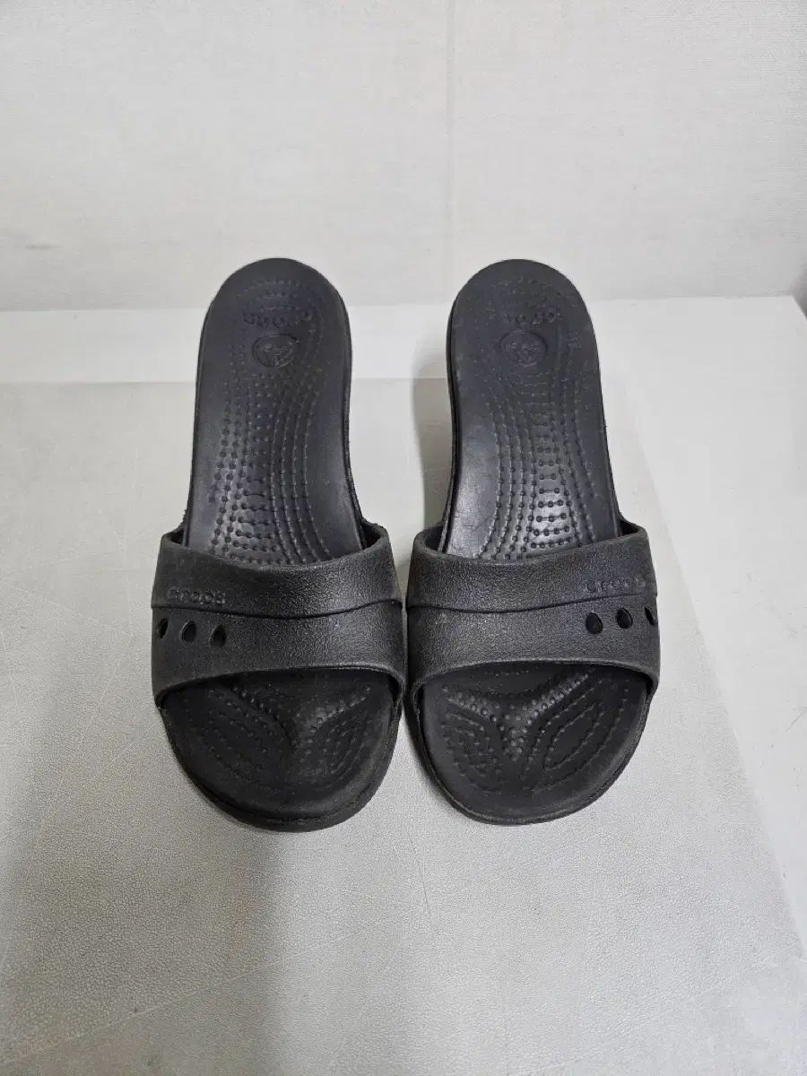 (250サイズ) Crocs クロックス 正規品 Cardi ウエッジヒール ミュール サンダル ブラック