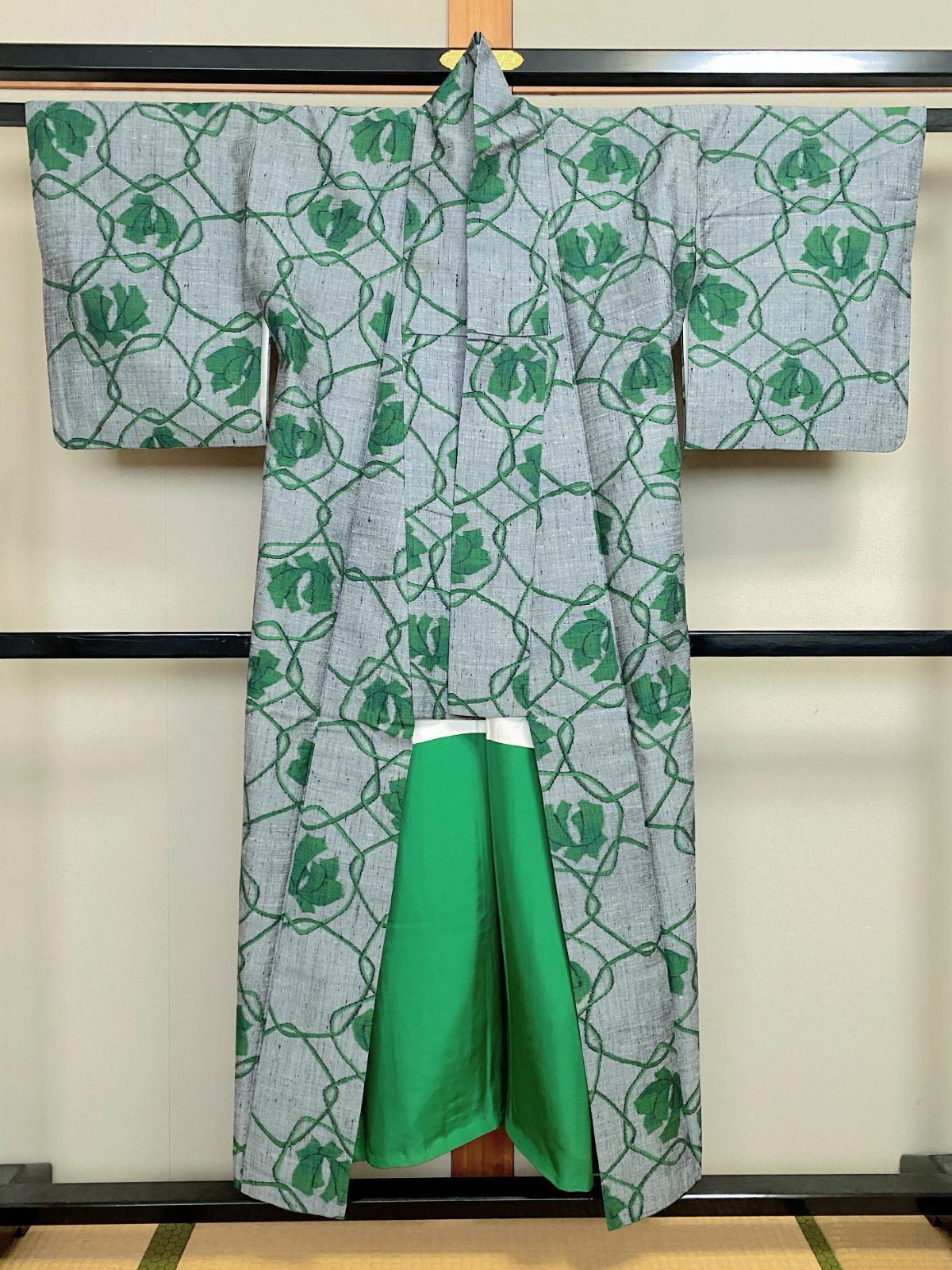 555B【アンティーク着物】グレー×グリーン 植物文様 紬？？爽やか 大正 