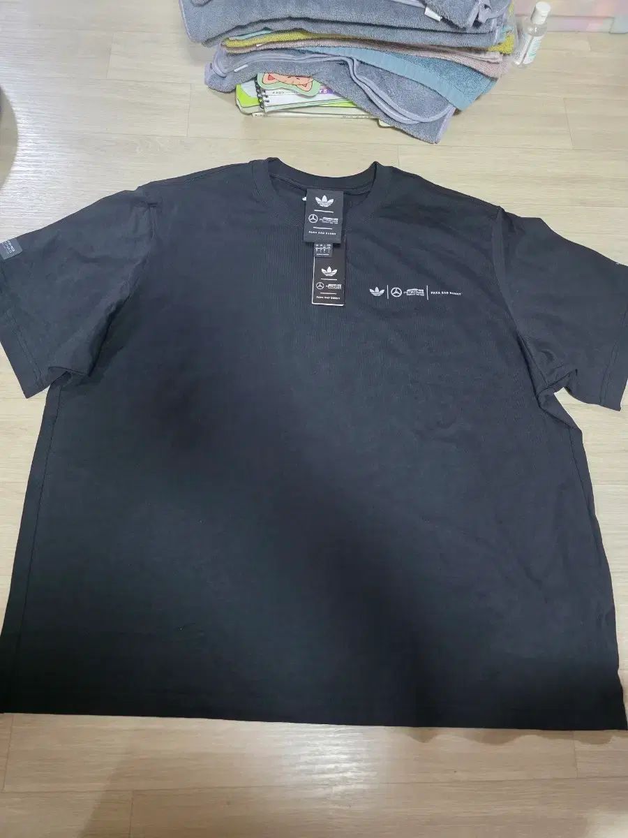 adidas メルセデス ベンツ F1コラボ PARA BAD BUNNY 半袖 Tシャツ ブラック