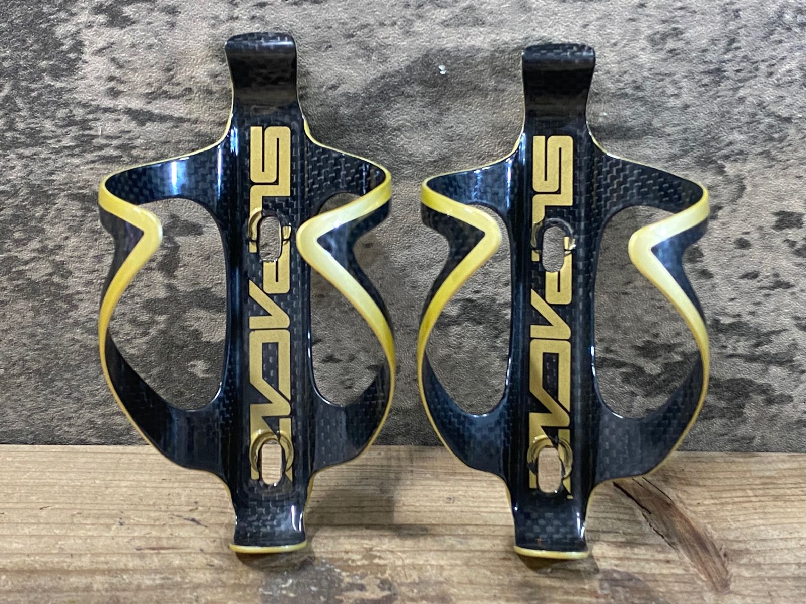 スパカズ　ボトルケージ2セット KE348 スパカズ SUPACAZ FLY CAGE CARBON カーボン ボトルケージ 黒金