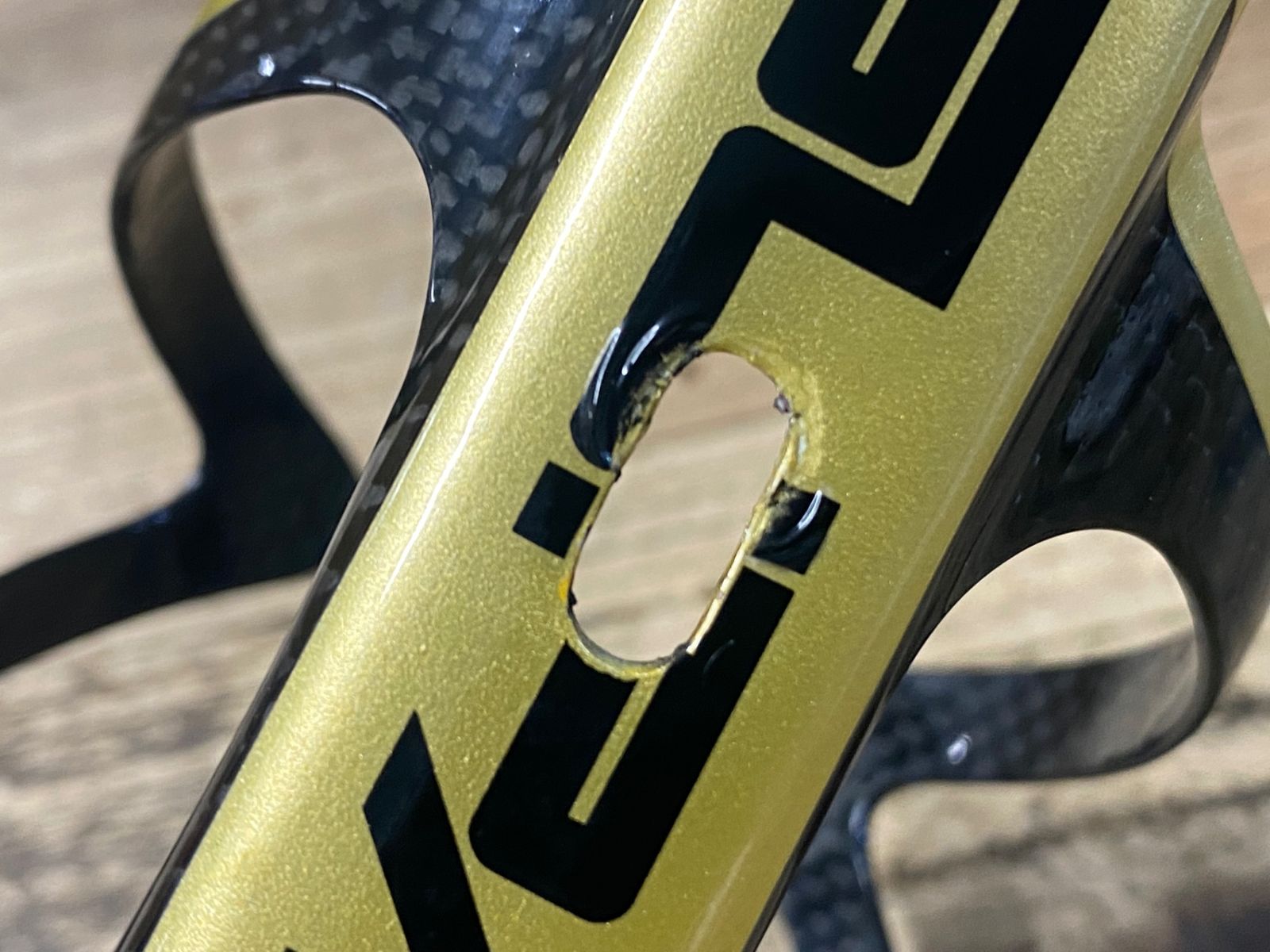 KE348 スパカズ SUPACAZ FLY CAGE CARBON カーボン ボトルケージ 黒金