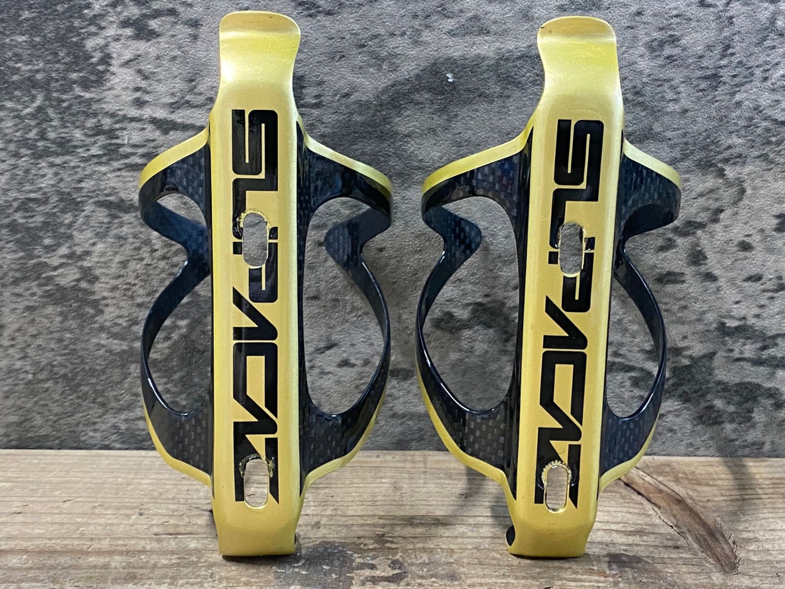 KE348 スパカズ SUPACAZ FLY CAGE CARBON カーボン ボトルケージ 黒金
