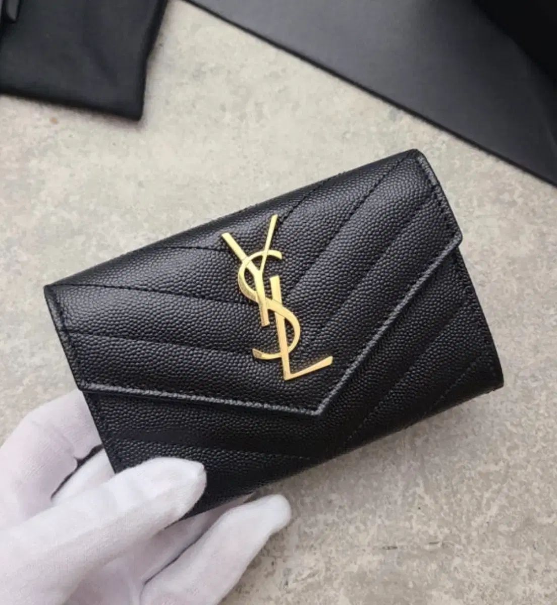YVES SAINT LAURENT イヴ・サンローラン マトラッセ 二つ折り財布