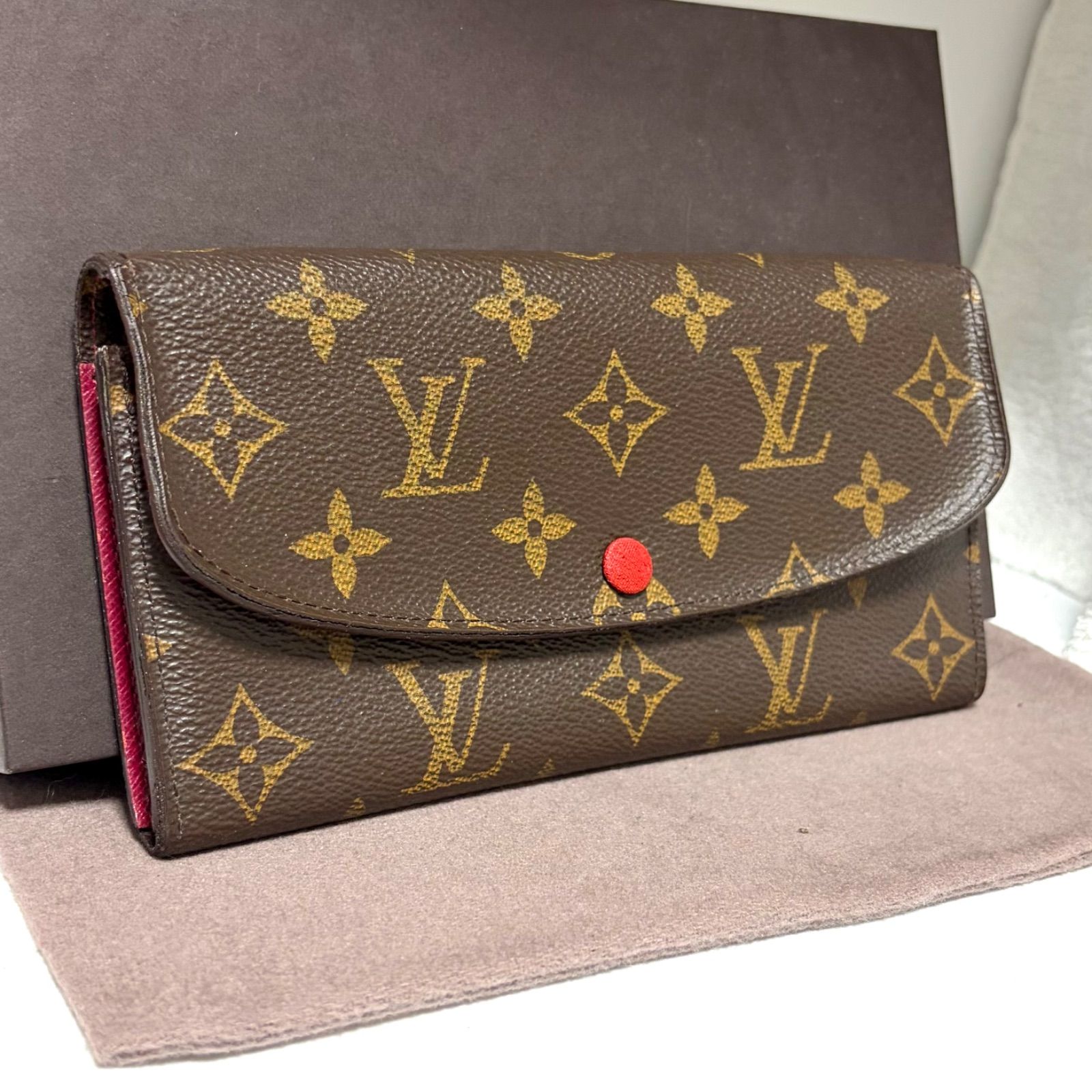 c96 ポルトフォイユ エミリー　Louis Vuitton　ルイヴィトン　2つ 二つ 折り　フラップ ボタン 式　長 財布　ロングウォレット　モノグラム　フーシャ