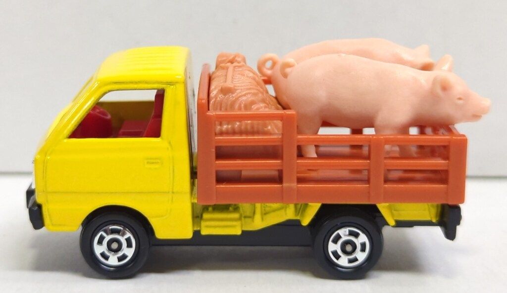 100%新品，低価 トミー トミカ黒箱日本製 スズキキャリイ家畜運搬車