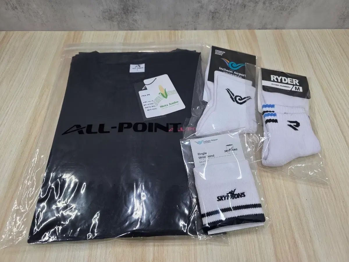 まとめ売り)オーバーサイズ コットンライク 半袖Tシャツ ユニセックス 100枚 + スポーツソックス 2足 + リストバンド