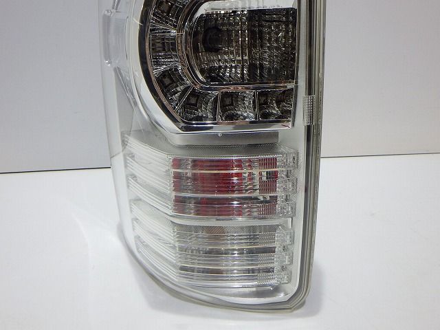 70系ヴォクシー 左テール ZRR70/75 後期 28-220 キラメキ 81560-28570 コーティング 260522063