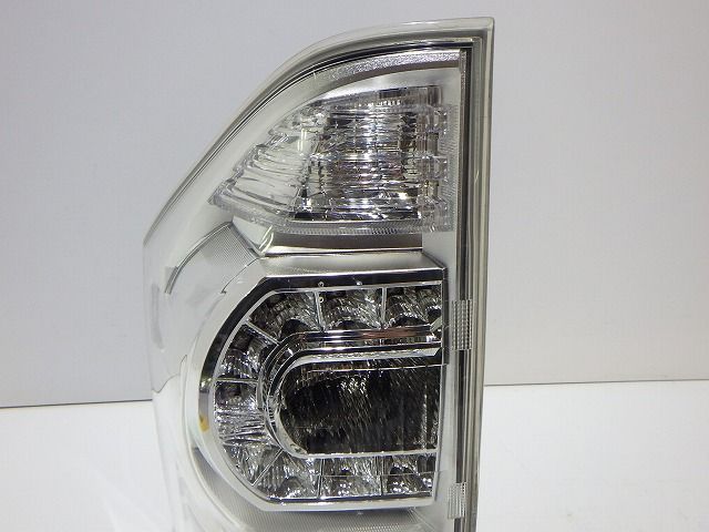 70系ヴォクシー 左テール ZRR70/75 後期 28-220 キラメキ 81560-28570 コーティング 260522063