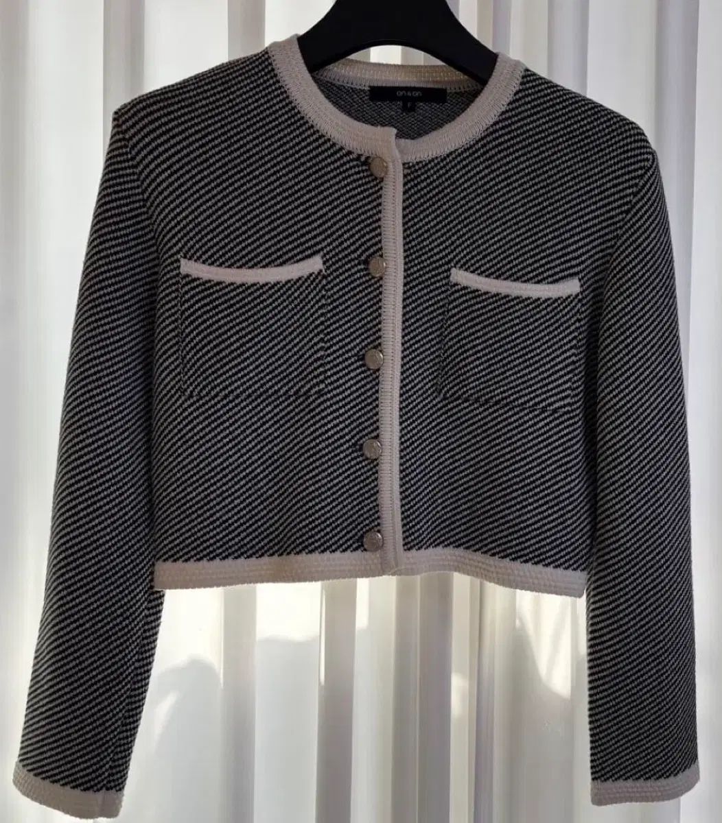 オンアンドオン diagonal striped cardigan - black