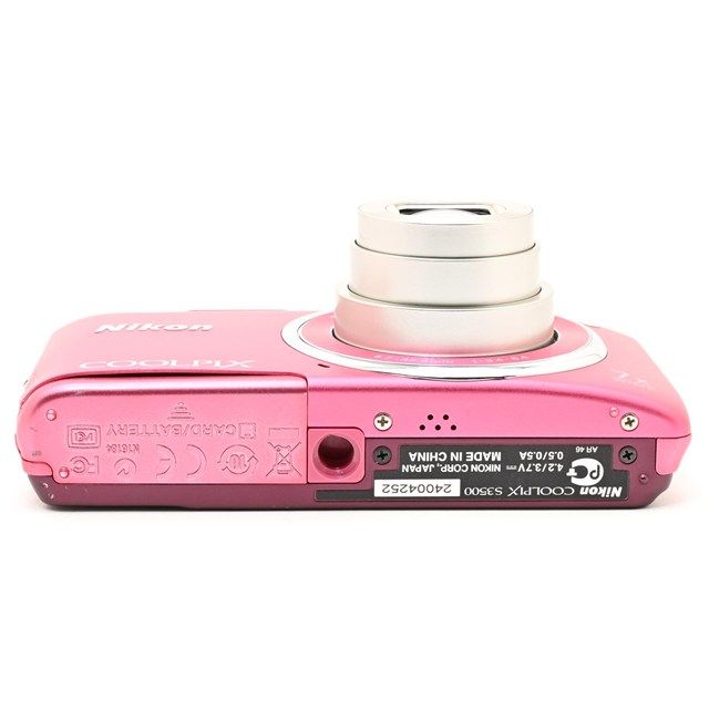 ＜並品＞ Nikon COOLPIX S3500 ストロベリーピンク S3500PK｜光学7倍ズーム｜2005万画素｜コンパクトデジタルカメラ｜動作良好｜バッテリー室蓋に隙間あり｜元箱・SDカード付属
