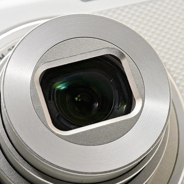 ＜美品＞ CASIO EXILIM EX-ZR70WE ホワイト｜自分撮り対応コンパクトデジタルカメラ｜チルト液晶｜メイクアップ＆セルフィーアート｜動作良好｜16GBカード・ポーチ付属｜極上美品