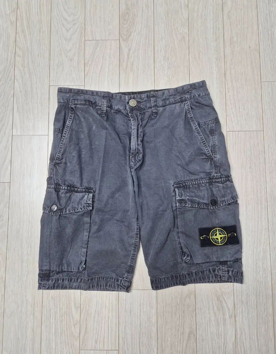 STONE ISLAND ストーンアイランド カーゴ ワッペン ハーフパンツ メンズ 7415L07WA (30前後) 25,813円
