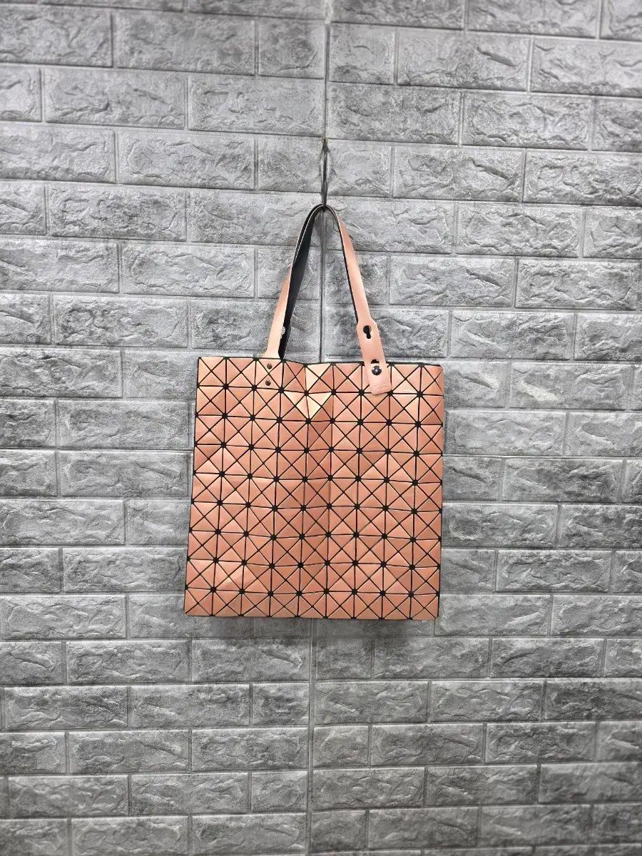 BAO BAO ISSEY MIYAKE バオバオイッセイミヤケ ジオメトリック パータン トートバッグ ピンク サイズ 40*40 24,032円
