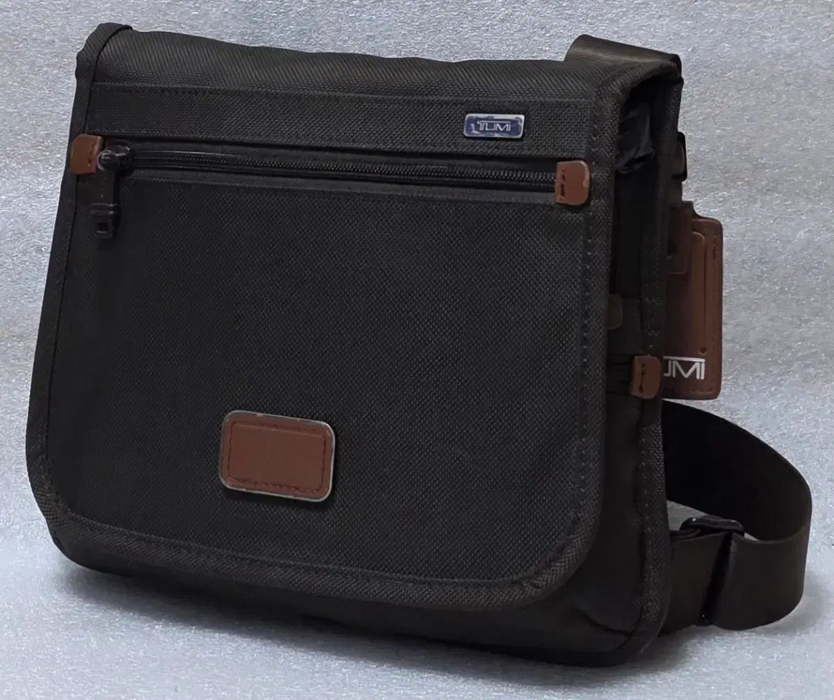 トゥミ TUMI スモール フラップ ボディ バッグ メッセンジャー クロス ショルダーバッグ 22105ESH
