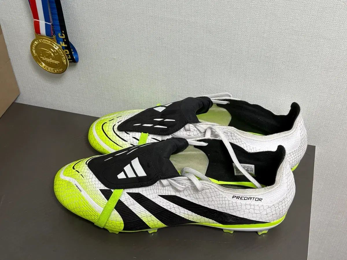 アディダス プレデター FT サッカーシューズ