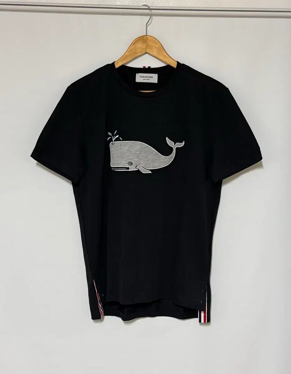 トム・ブラウン ゴー クジラ 刺繍 ネイビー 半袖 Tシャツ