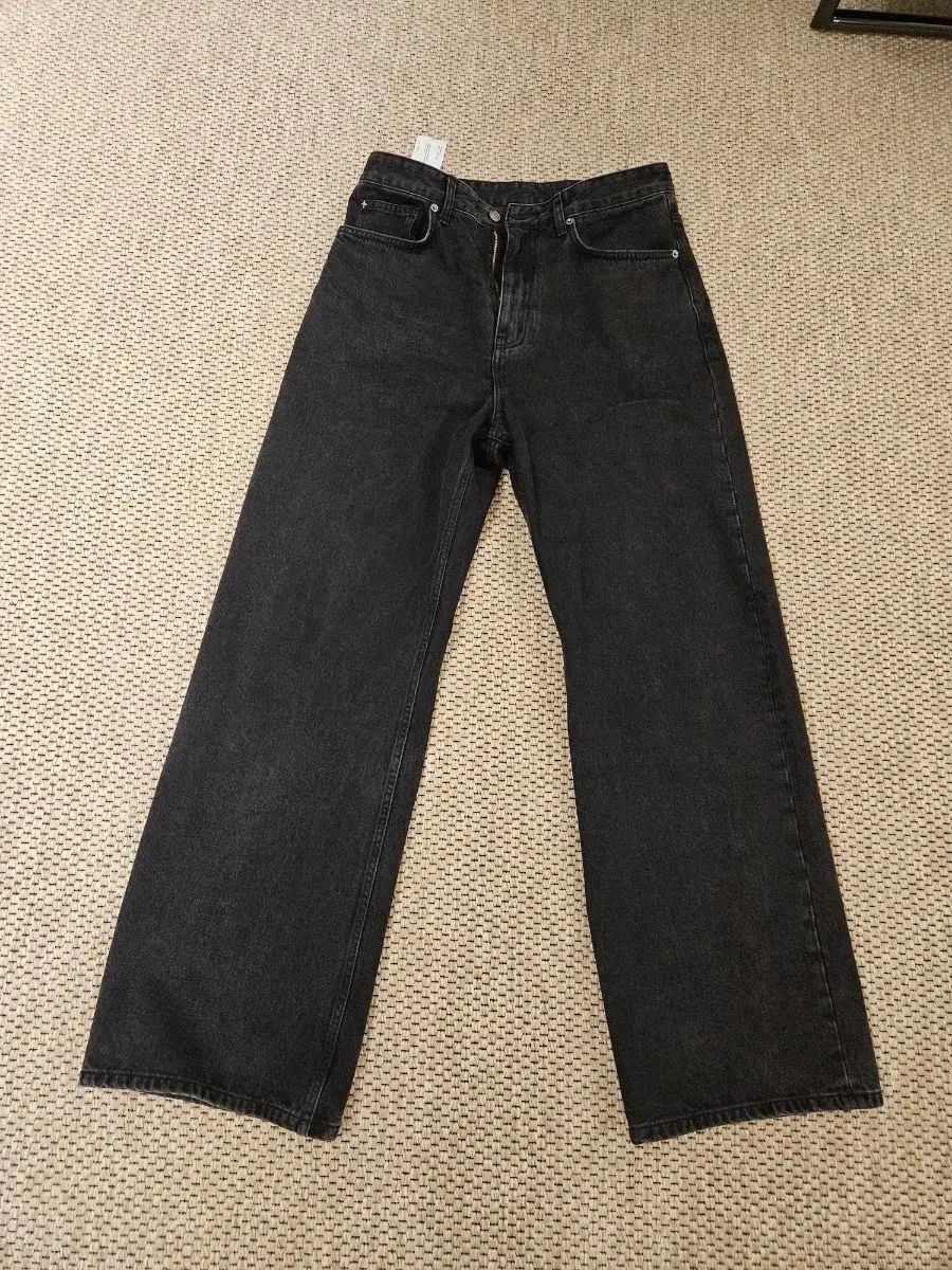トゥルー ワイド デニム パンツ - ONE ウォッシュド ブラック 30