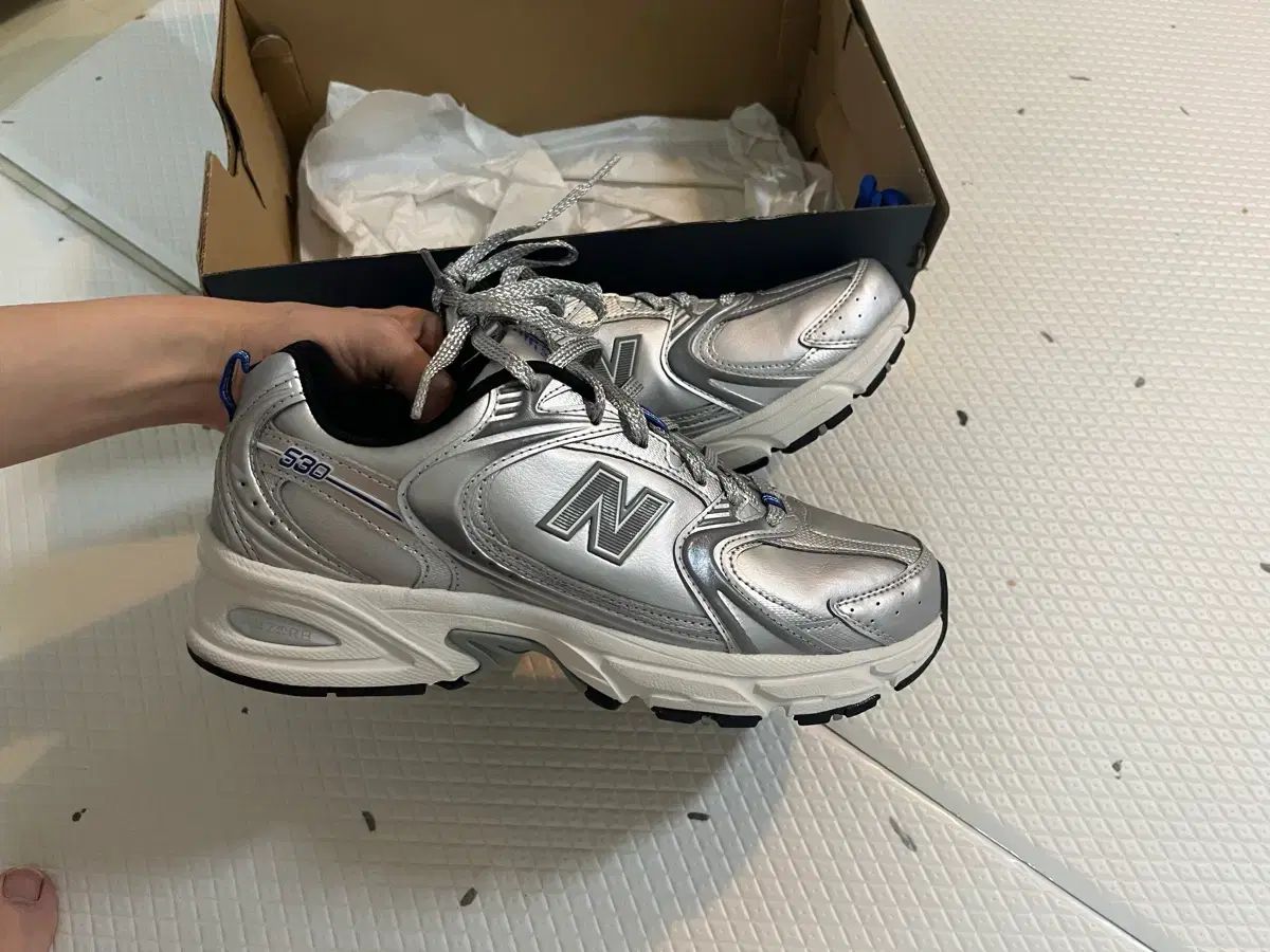 イェスアイシー × ニューバランス 530 シルバー 265 MR530SMY 21,701円