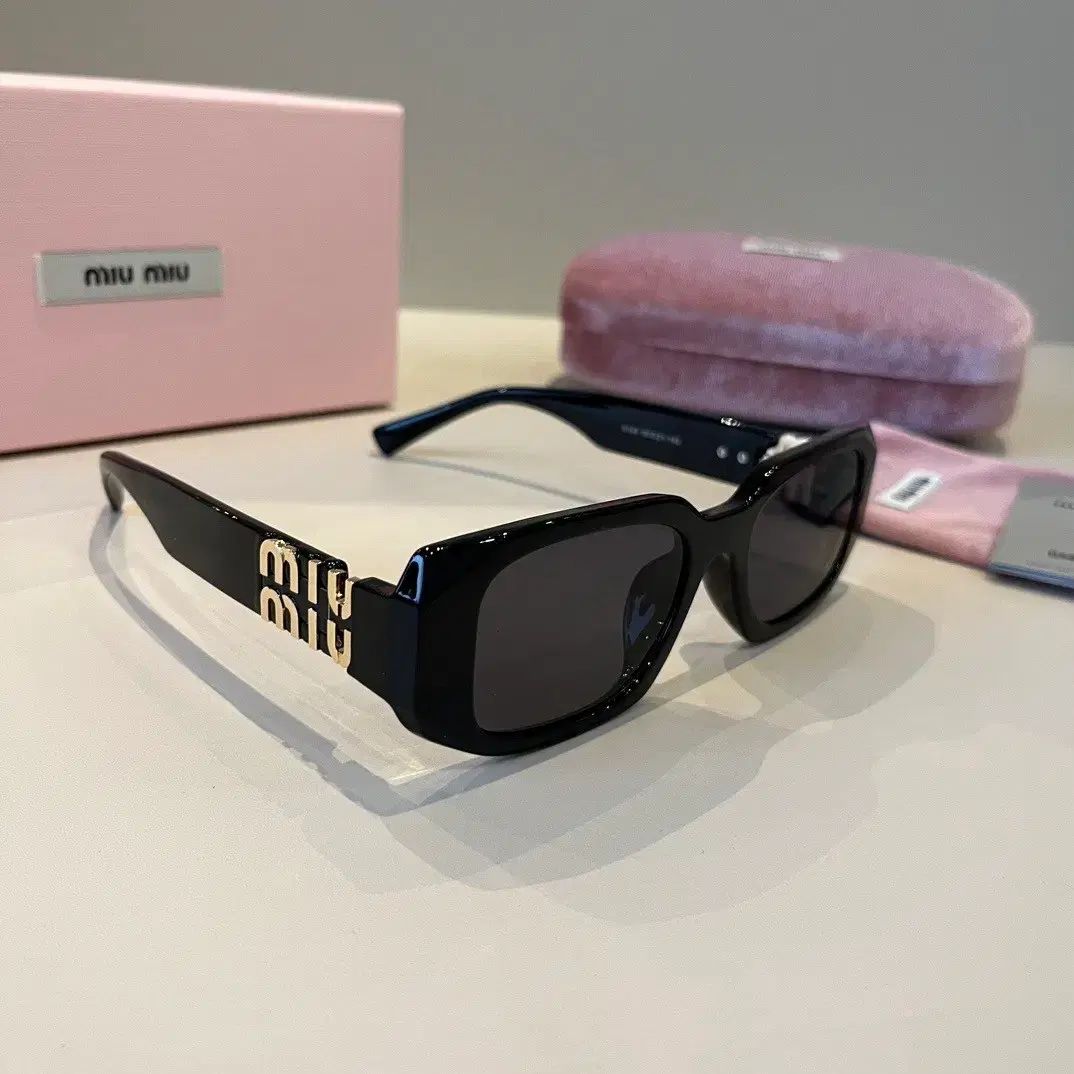 Mi U M i U ブラック メガネ 正規品 出品 傷なし で スタイリッシュ です