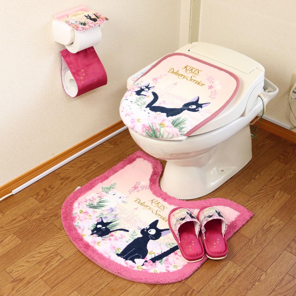 新品 魔女の宅急便 トイレマットセット 4点セット ジブリ ジジ センコー トワイライトジジ トイレマット 58×60cm 兼用フタカバー スリッパ ペーパーホルダーカバー ピンク トイレタリーセット トイレカバーセット 吸着タイプ キャラクターグッズ キャラ