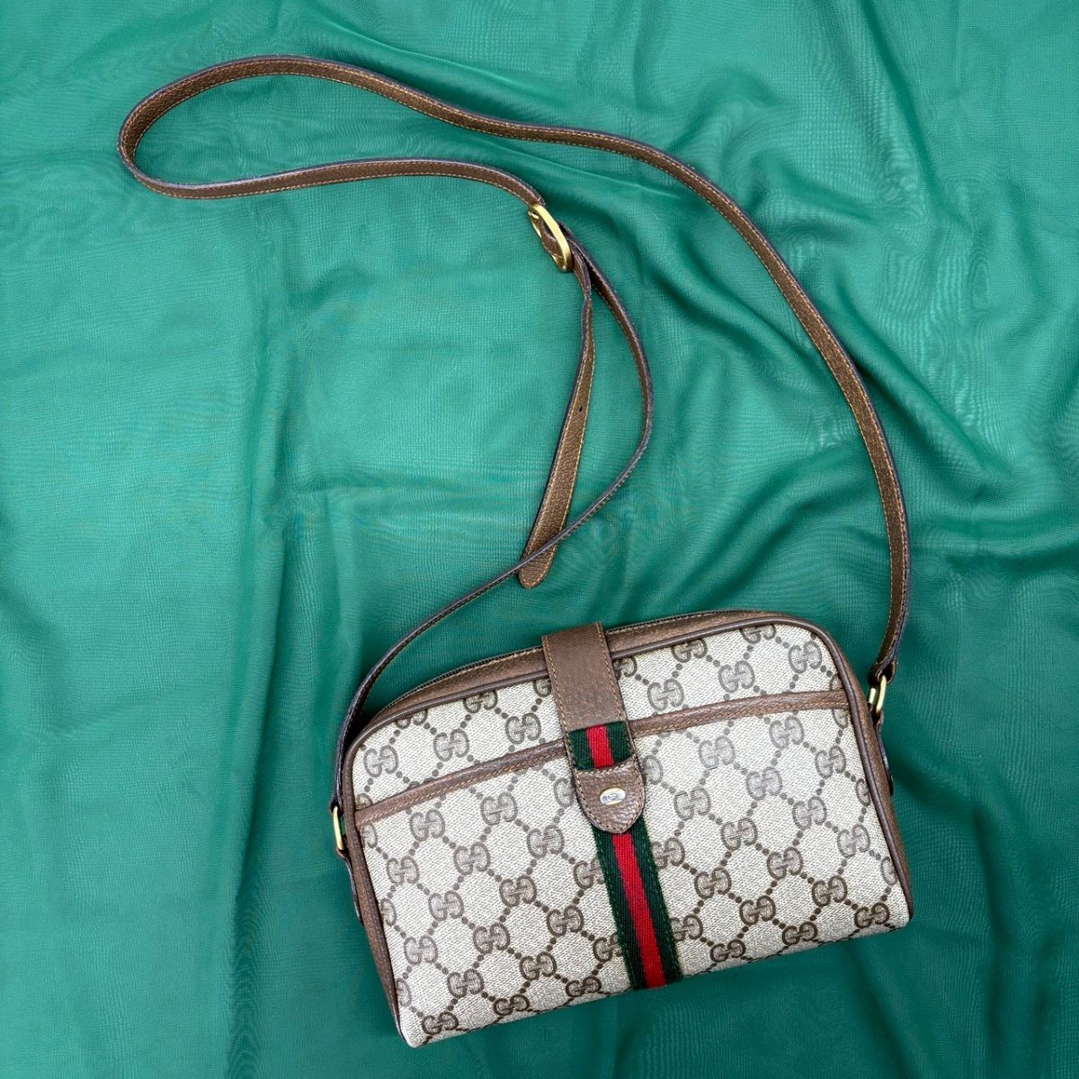 余裕は肩越しに滲む】 GUCCI ショルダーバッグ GGスプリーム シェリー