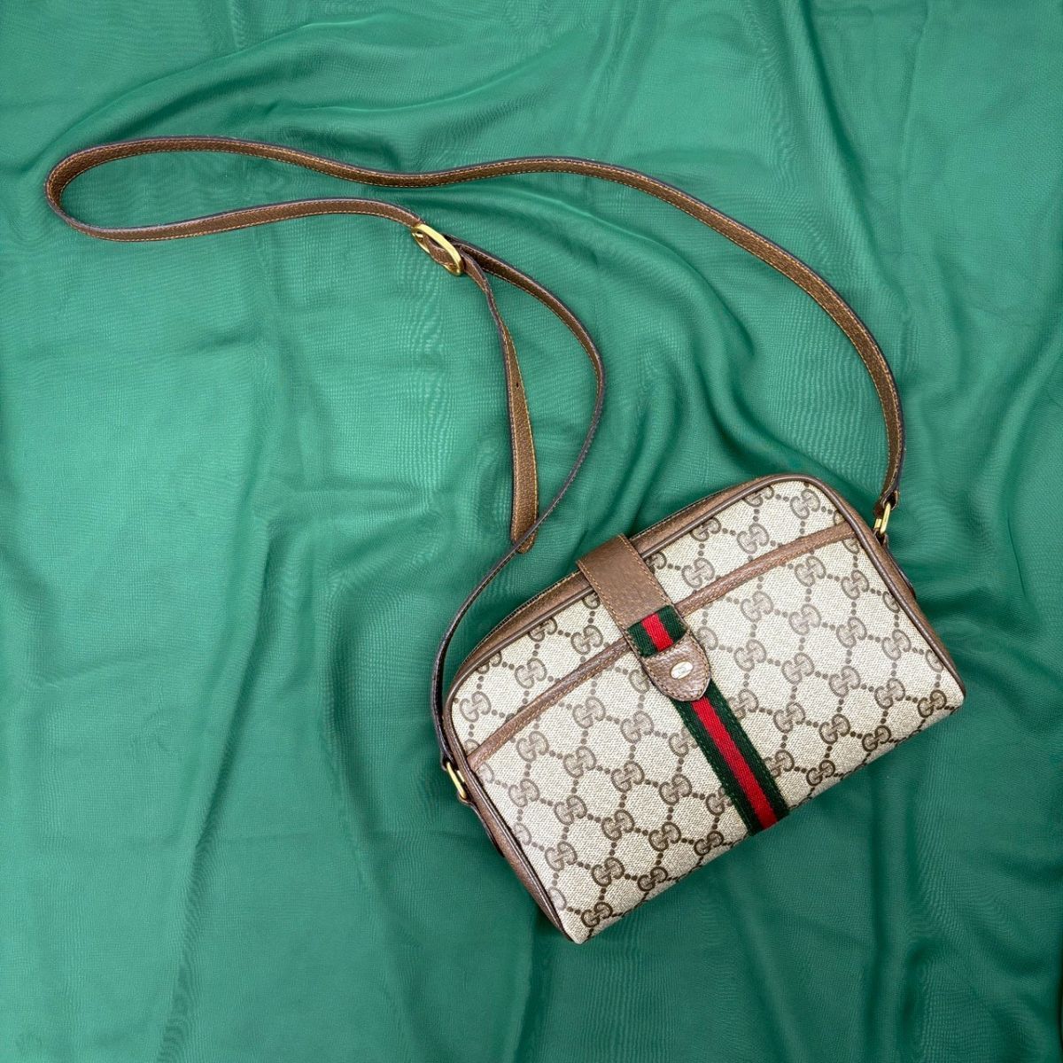 余裕は肩越しに滲む】 GUCCI ショルダーバッグ GGスプリーム シェリー 
