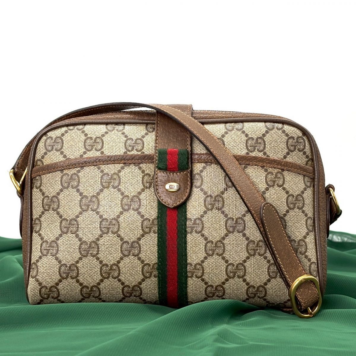 余裕は肩越しに滲む】 GUCCI ショルダーバッグ GGスプリーム シェリー
