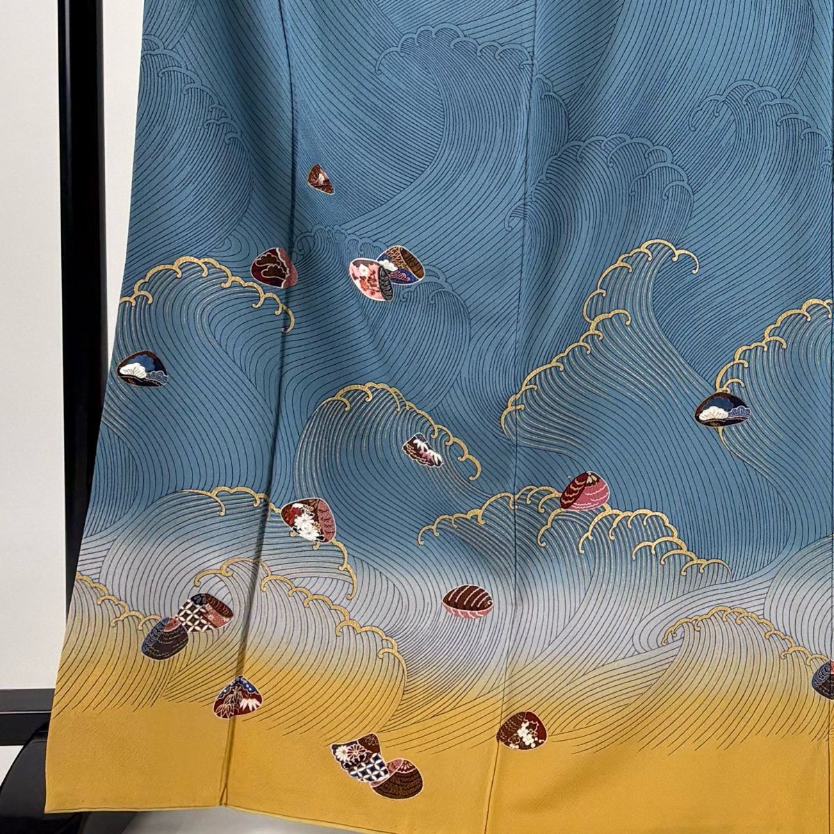 銀座【B-4179】花井幸子監修 訪問着　花井幸子　貝合わせ　荒波　刺繍入　正絹　着物　袷　極美品 D349 絽縮緬地 波に萩の図（落款入 黒色 訪問着 着物・浴衣