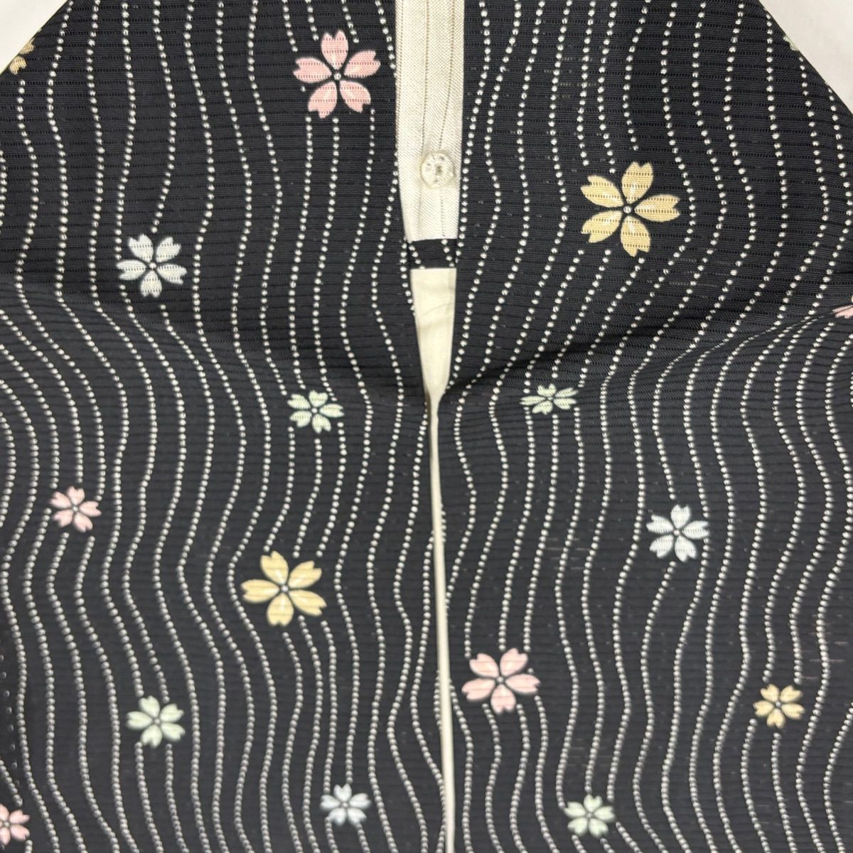 美品】 小紋 身丈156.5cm 裄丈62cm S 薄物 絽 桜 よろけ縞 墨色 正絹