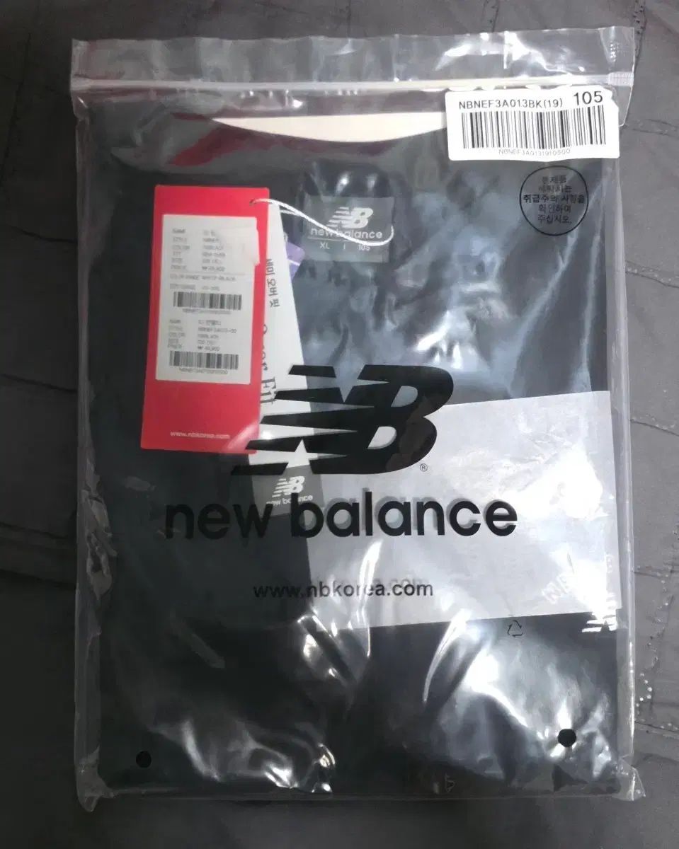 ニューバランス アイユー フラワー グローブ ブラック Tシャツ XL 未開封