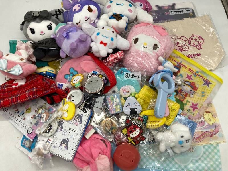 【大量まとめ】サンリオ グッズ ぬいぐるみ/缶バッジ/小物 他 ハローキティ マイメロ シナモロール クロミ